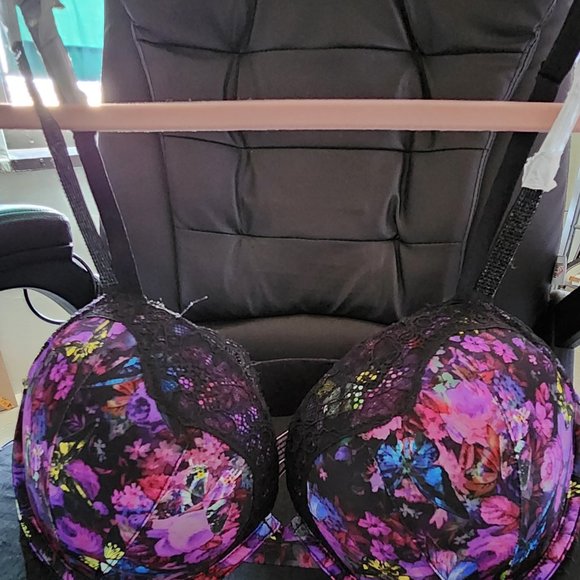 Brand New 34DD - Picture 2 of 3